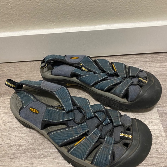 Keen Size 11.5 Men’s Blue Sandals.